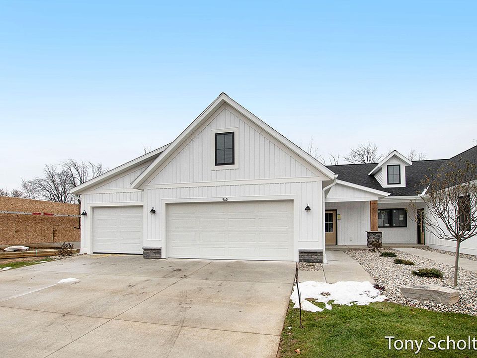 1st image of 940 Harper Woods Dr SW #9