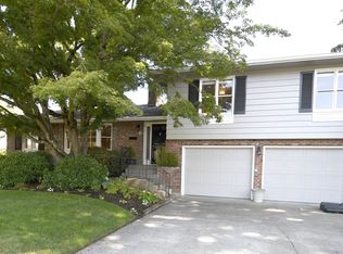 2115 Oakmont Way, Eugene, OR 97401