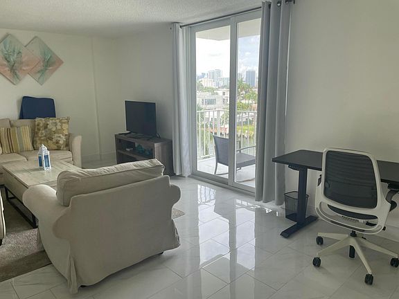 4th image of 1731 SE 15th Street #505