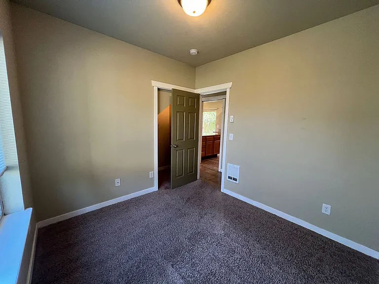 909 Gladstone St — Photo 5