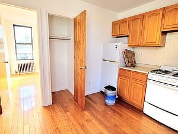 5th image of 206 E 10th St #5N