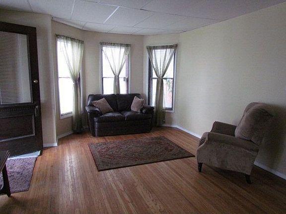 5th image of 327 Irvine Pl