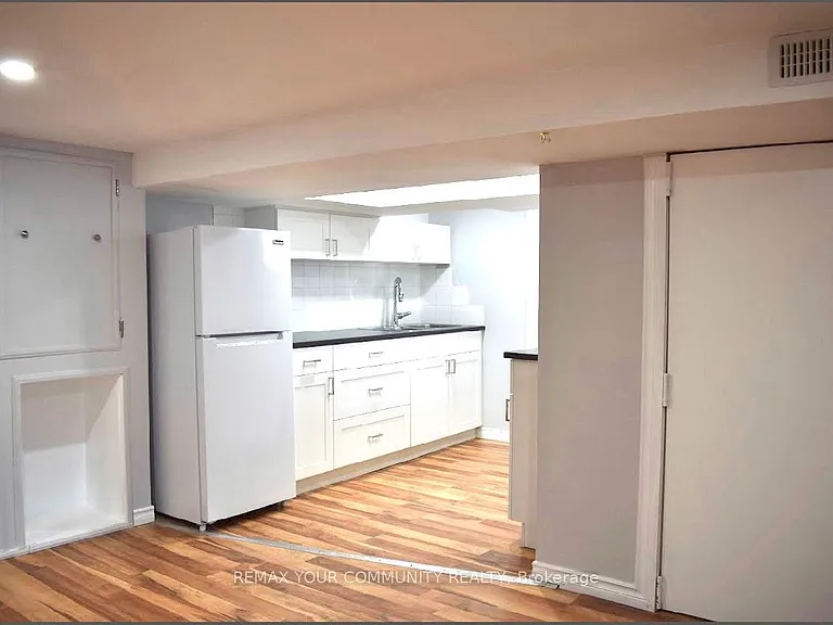 143 Agnes St #BASEMENT — Photo 7