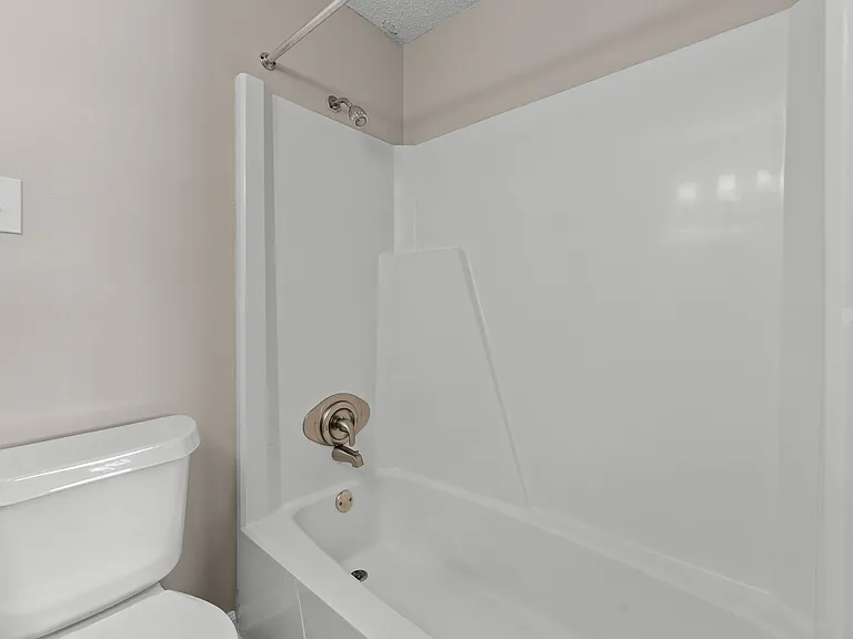 Country Club Apartments — Photo 22