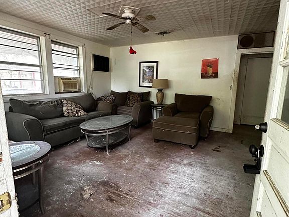 3rd image of 435 Oak Grove Ave