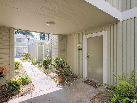 2nd image of 22119 Burbank Blvd Unit 2