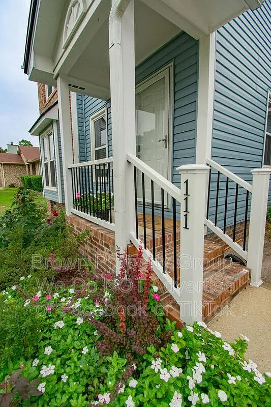 3 bed, 2.5 bath, 1618 sqft, $1,800 — Photo 4