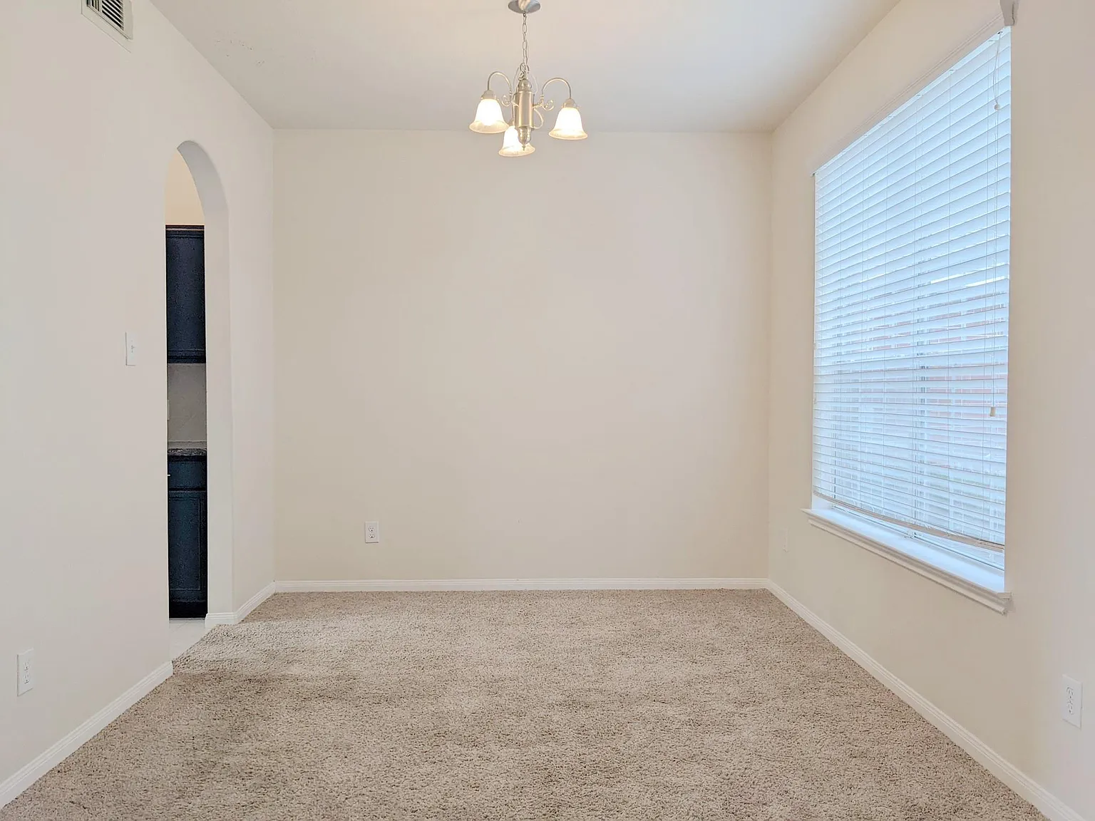 4 bed, 3.5 bath, 2558 sqft, $2,450 — Photo 3