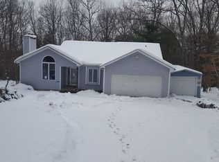 24 Woodledge Hills Dr, Hawley, PA 18428