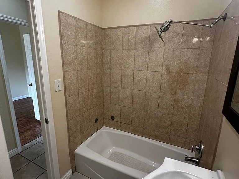 750 E 40th Pl — Photo 9