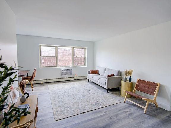 5th image of 7200 N Claremont Ave #208