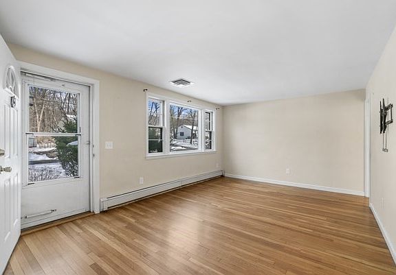 2nd image of 18 Laurelton Dr