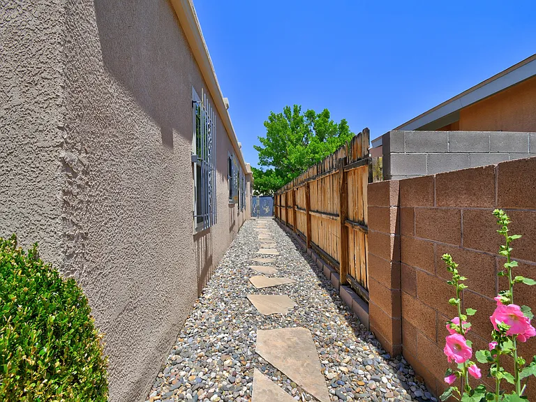 9812 Amigante Dr NE — Photo 21