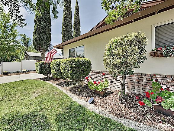5th image of 2621 Maxine Dr