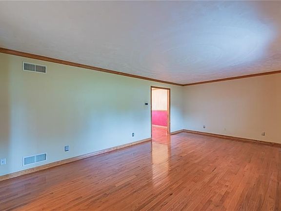 4th image of 240 Limberline Dr