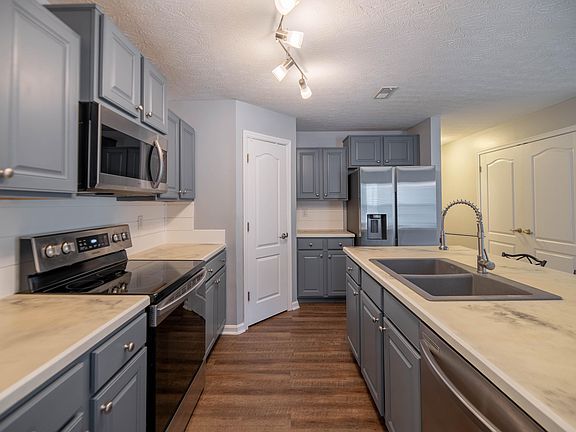 3rd image of 829 Foinavon Ln