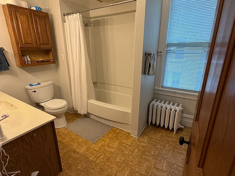 2nd floor full bathroom