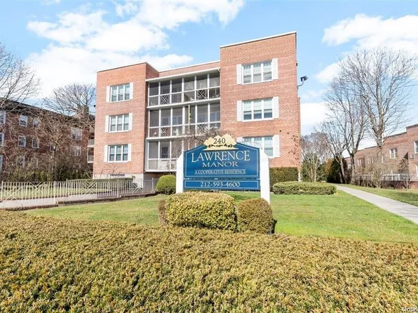 240 Central Avenue #2E, Lawrence, NY 11559