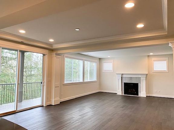 Large dinning room and family room with Soaring ceilings