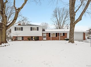 32540 W Wayburn St, Farmington Hills, MI