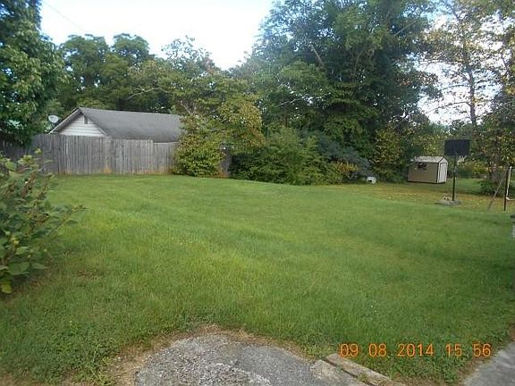 3rd image of 912 Hillcrest Dr