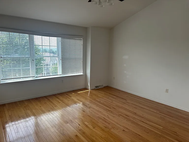446 Hillside Dr — Photo 2
