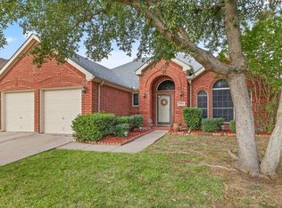 6910 Thunderbird Dr, Arlington, TX 76002