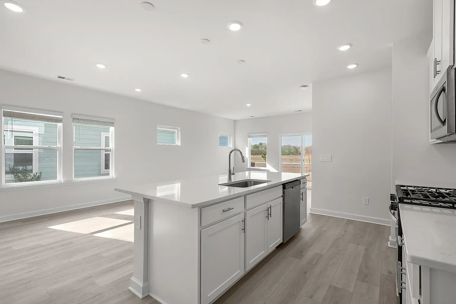 4 bed, 2100 sqft, $2,600 — Photo 2