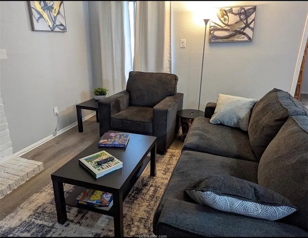 2 bed, 890 sqft, $1,350 — Photo 1