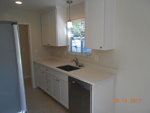 2nd image of 2044 Ascot Dr APT 3