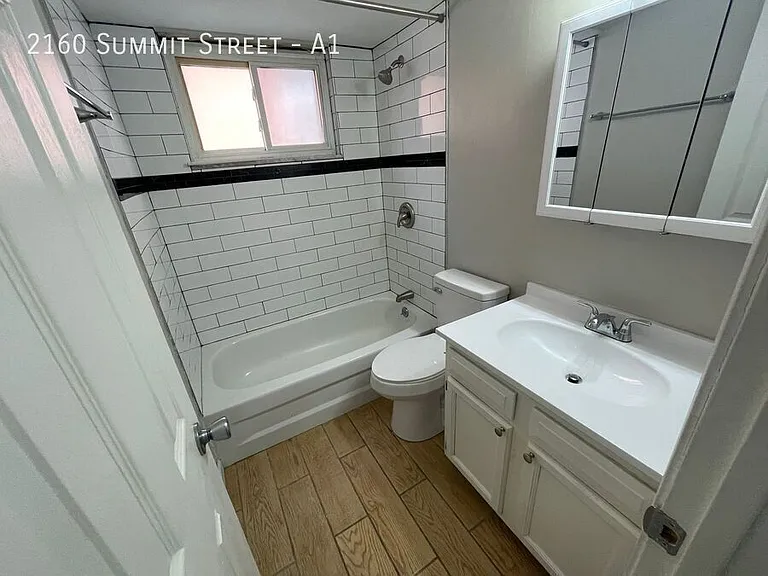 2160 Summit St #A1 — Photo 8