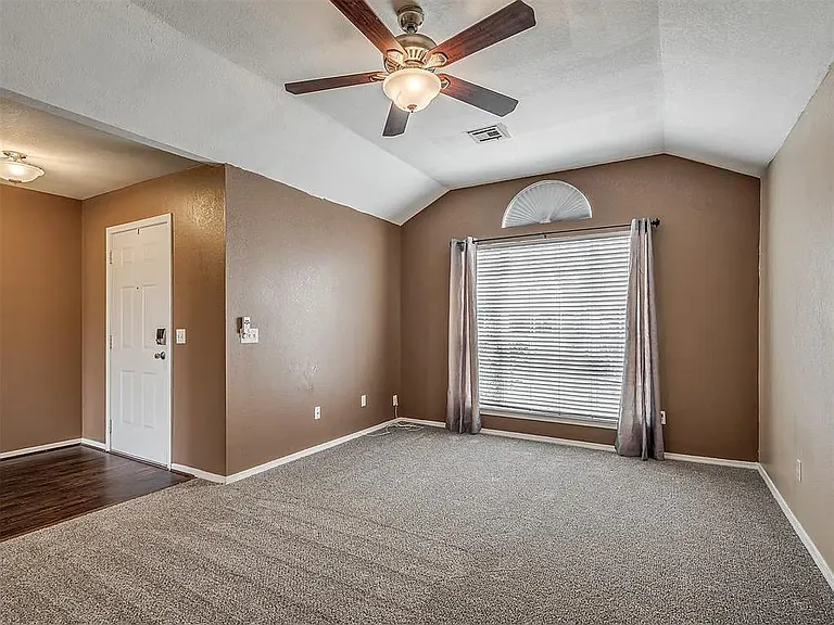 708 Peppertree Ct — Photo 3