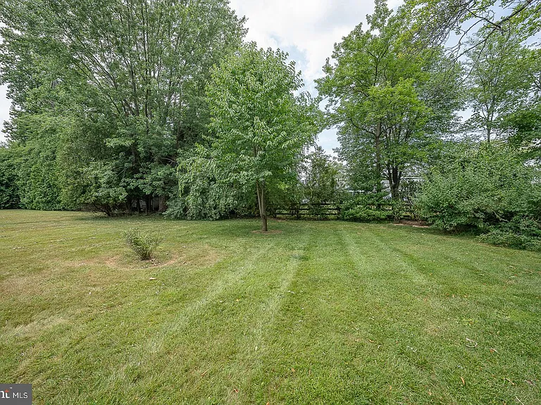 533 Monument Ave — Photo 36