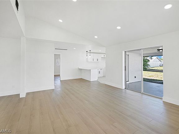4th image of 609 SW 29th St