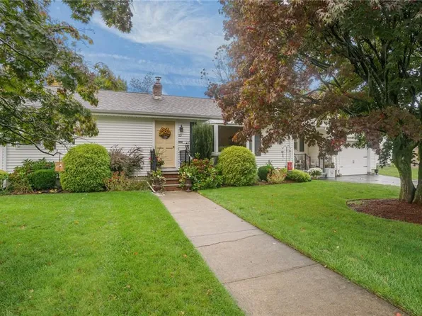 13 Vincent Dr, Johnston, RI 02919