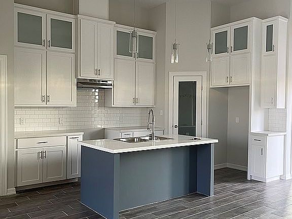 2nd image of 402 Zapata St