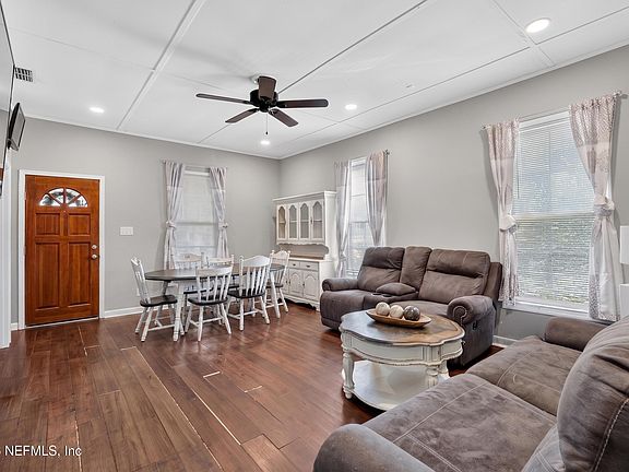 3rd image of 2 N OAKRIDGE Avenue