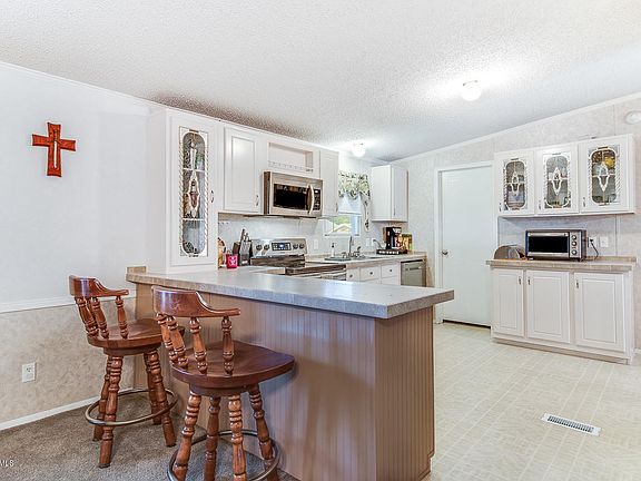 4th image of 318 Breezy Ln