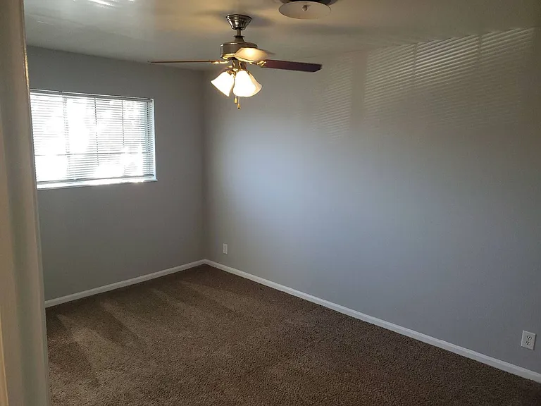 Stratford East Apartments — Photo 73