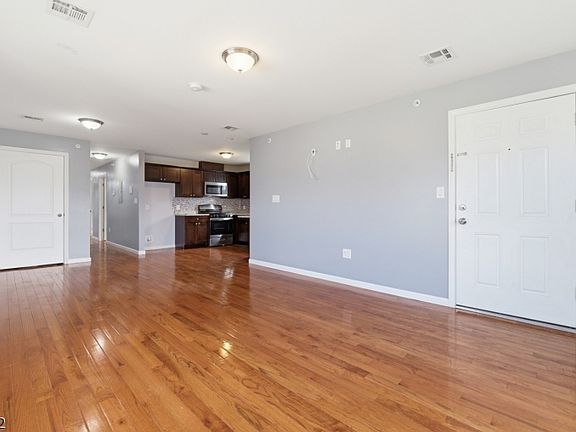 4th image of 572 S 11Th St