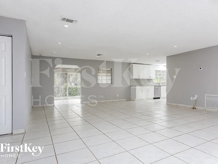 4006 NW 76th Ave — Photo 4