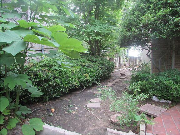 5th image of 2621 Glenmore Dr