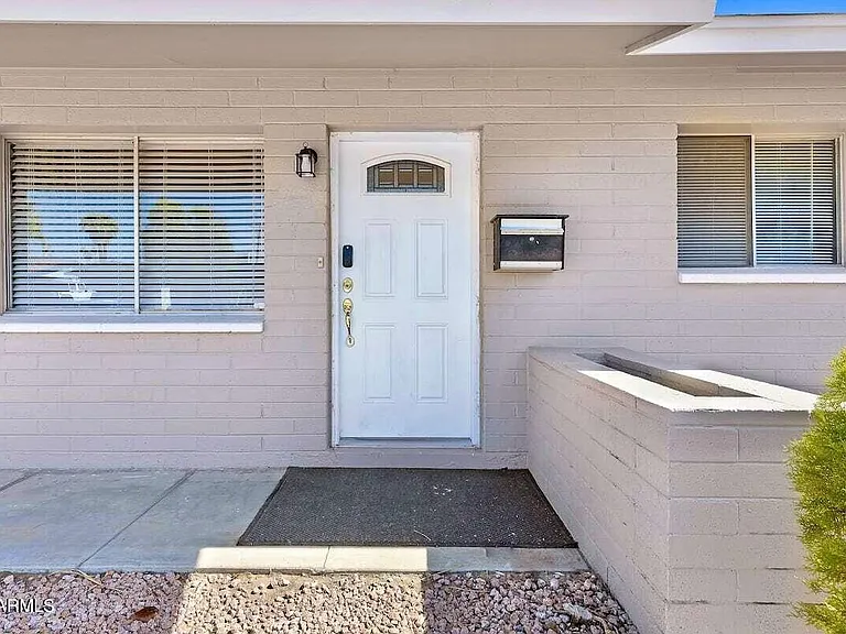 945 E Lilac Dr — Photo 3