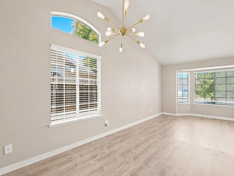 8034 Fairlands Way — Photo 5