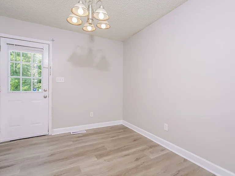 101 Mayfair Ct — Photo 6