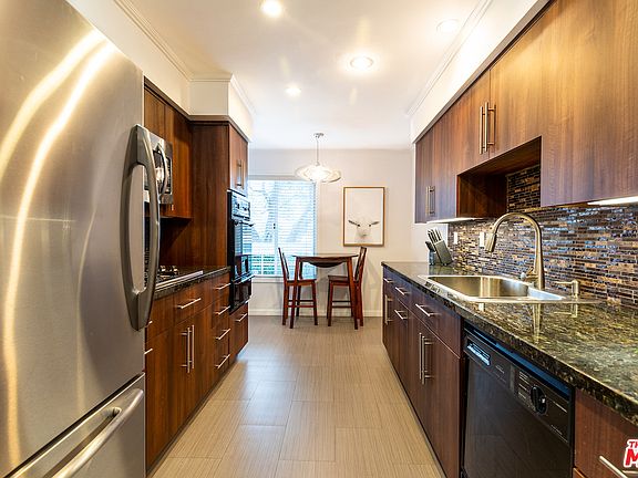 4th image of 930 California Ave Unit 103
