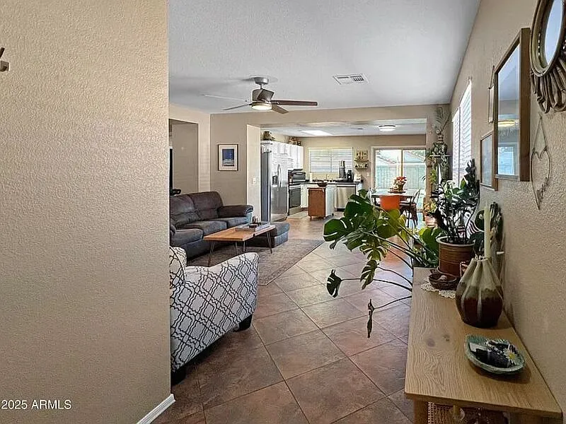 3 bed, 2.0 bath, 1231 sqft, $2,290 — Photo 3