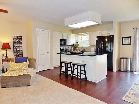 4th image of 404 Bird Ln