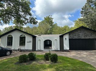 843 Gardenway Dr, Ballwin, MO 63011