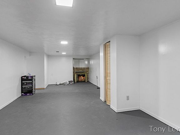 4th image of 1455 Carlton Ave NE